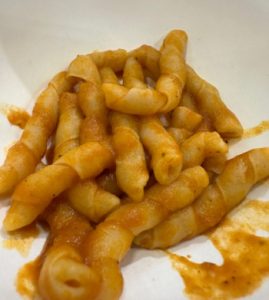 古代小麦ルッセッロを使用したブジアータパスタのトマトソース添え